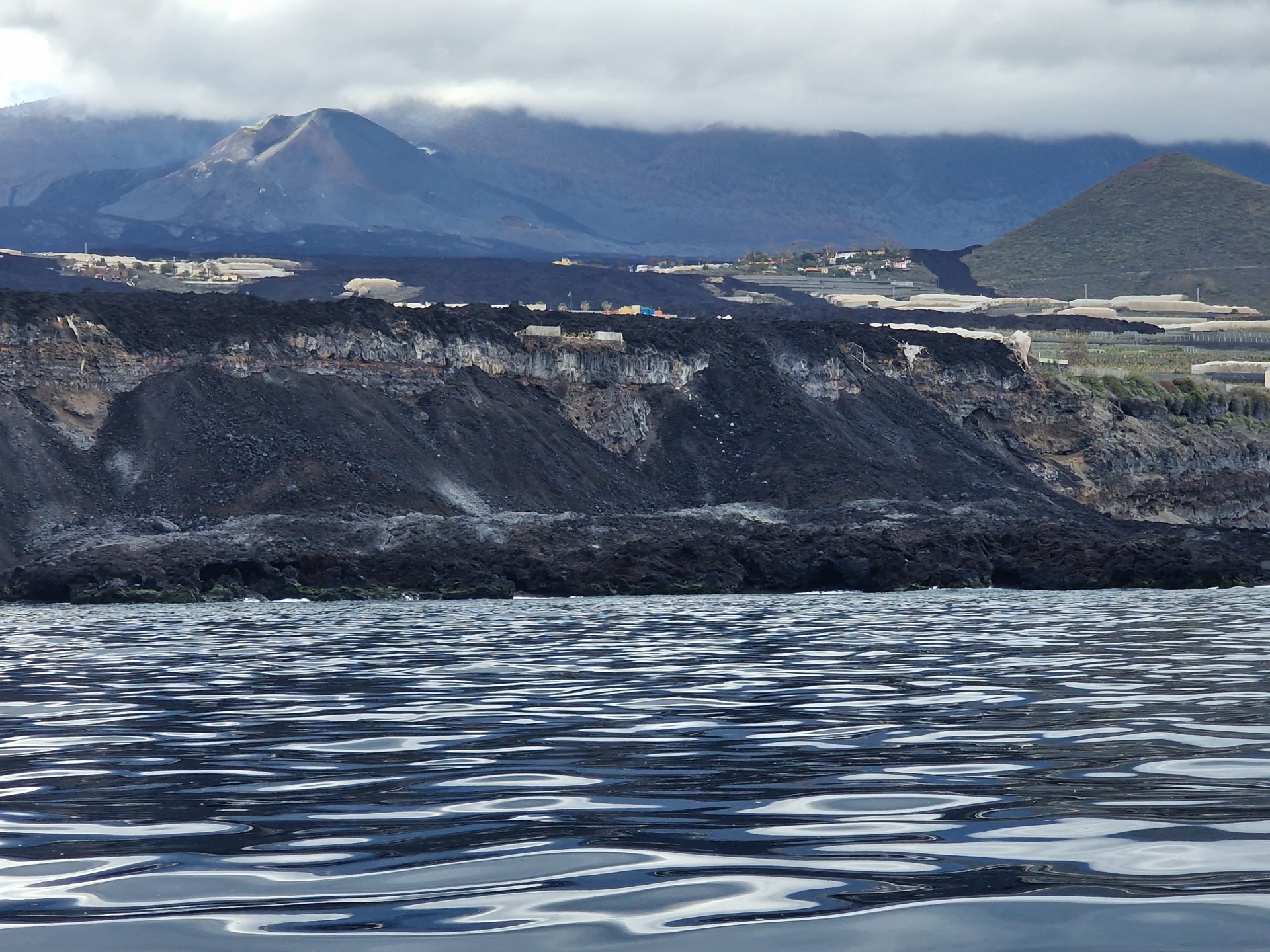 Investigadores de ABAS y del IU-ECOAQUA evalúan en La Palma el efecto de las coladas del volcán de Cumbre Vieja sobre las cadenas tróficas marinas   